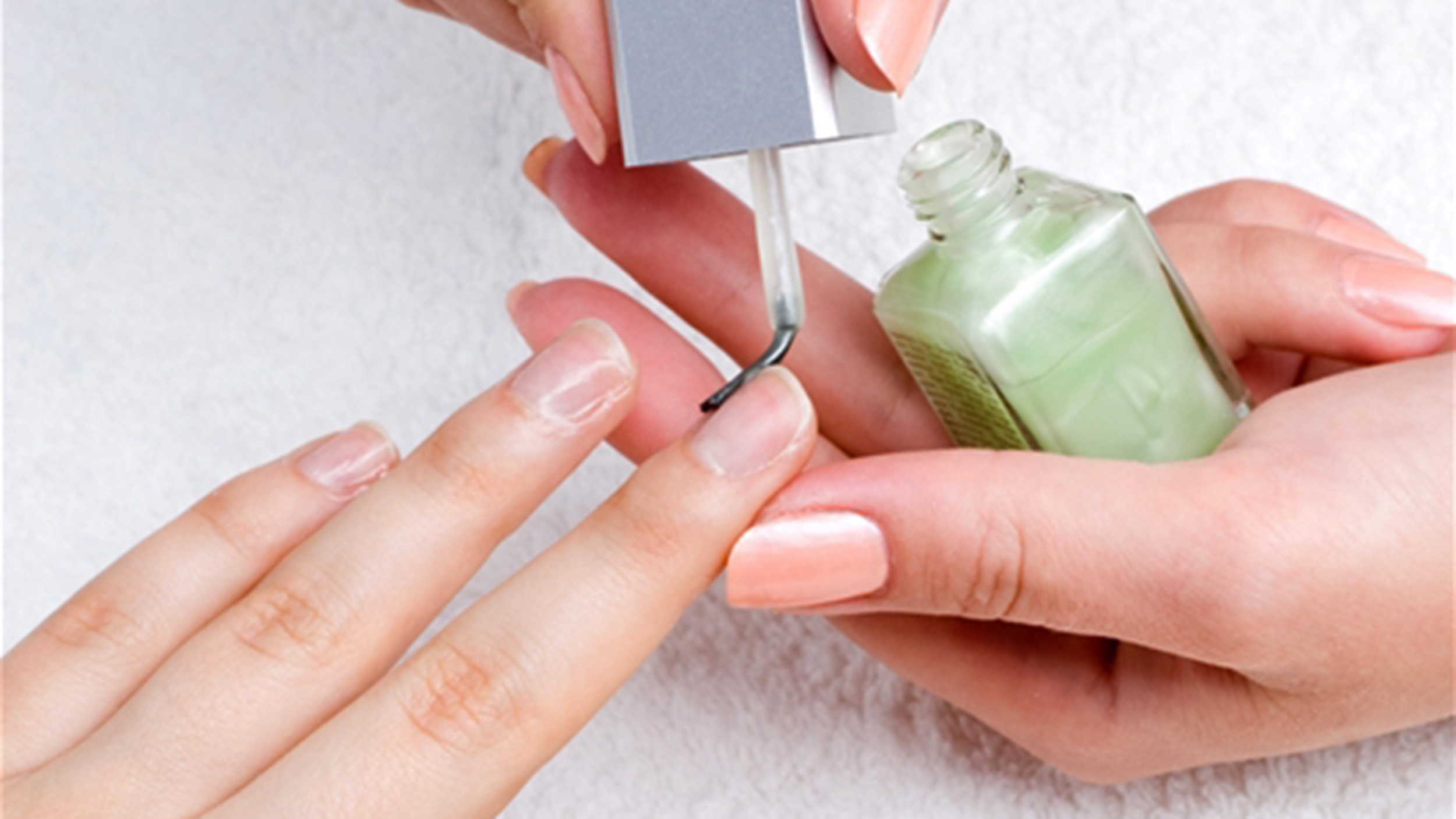 7 Vitamins for Nails and Nutrients to avoid Fingernails splitting